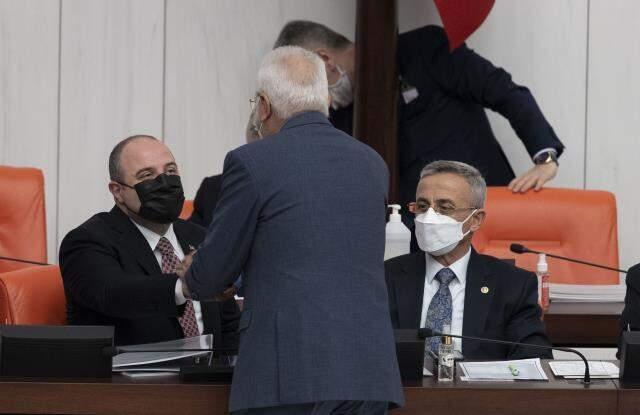 Bakan Varank, 3'üncü kez baba olduğu haberini TBMM bütçe görüşmesinde aldı