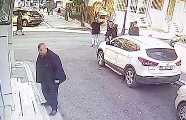 Cinnet geçiren adam rastgele ateş ederek biri kadın 3 kişiyi vurdu