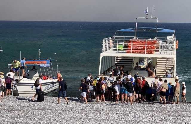 Yunanistan'da Devam Eden Orman Yangınları Nedeniyle 2 Bin Kişi Tahliye Edildi