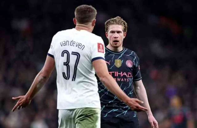 Arsenal taraftarları, Manchester City'nin futbolcularının kaldığı otelin önünde fişekler patlattı, ancak Manchester City takımı otelde değildi