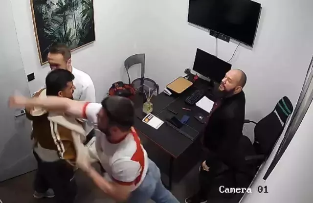Milli sporcuya silah çekip, tekme tokat dövdüler