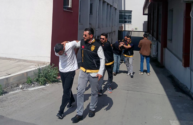 Husumetlisi zannetti, kardeşini öldürdü