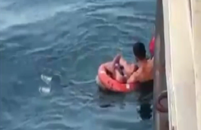 Feribotta can pazarı! Genç kadın atladı, yolcu kurtardı