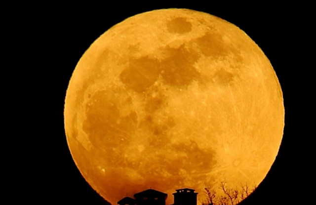 Ay Neden Kırmızı Olur? İşte Bilimsel Açıklamaları