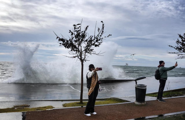Megakentte lodos esareti! Dev dalgalar sahilleri dövdü