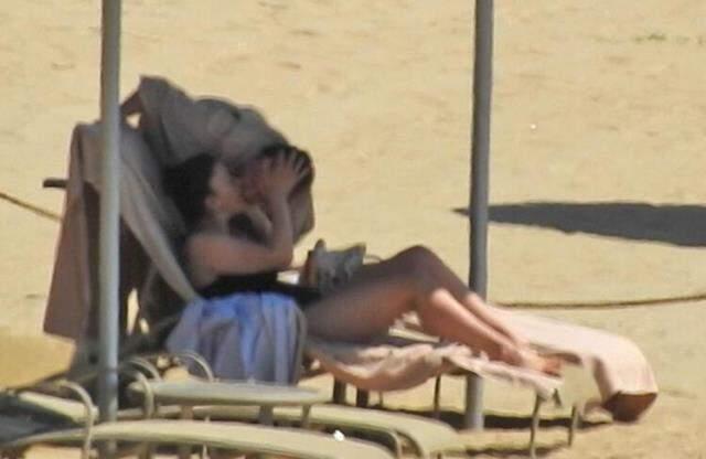 Siyah mayosuyla objektiflere takılan Nurgül Yeşilçay'ın fazla kiloları gözden kaçmadı