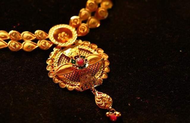 Rüyada altın kolye görmek ne demektir? Rüyada altın kolye görmek ne anlama gelir? Rüyada altın kolye görmek nedir?