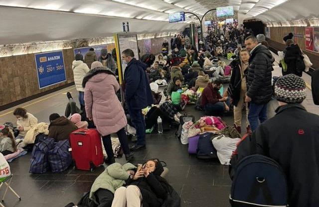 Rus saldırılarından korkan Ukraynalılar geceyi metro istasyonlarında geçirdi
