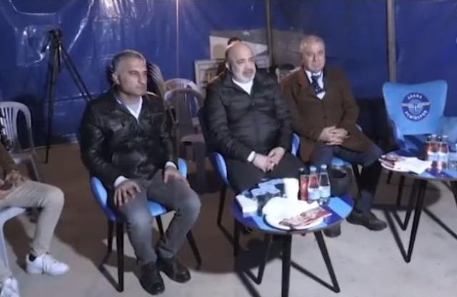 Cezalı olduğu için stada giremeyen Murat Sancak, maçı çadırda izledi