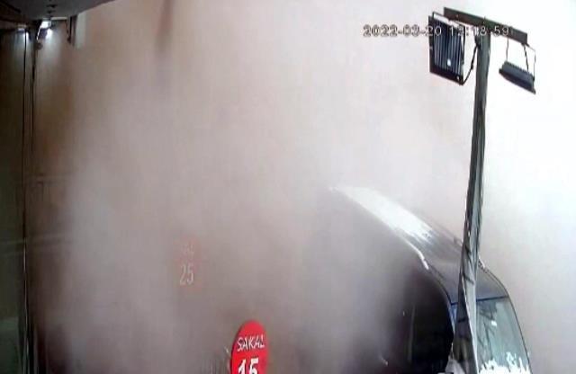 İstanbul'da korku dolu anlar! 5 katlı bina yıkım esnasında böyle çöktü