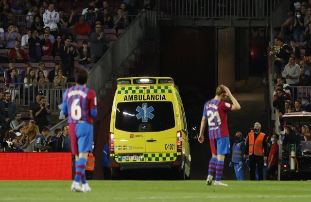 Dünya, Barcelona'nın yıldızı için dua ediyor! Arkadaşları ambulans kapısında sıra oldu