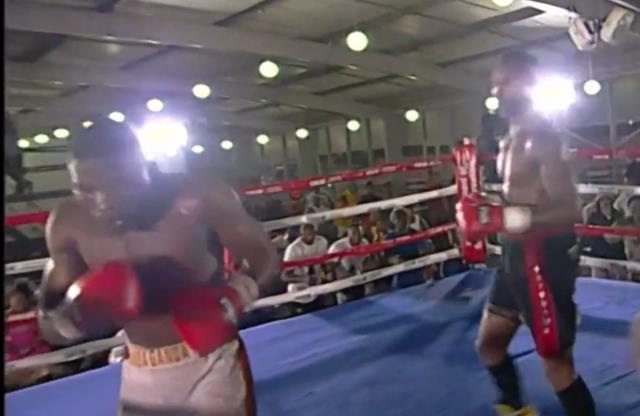 İzleyenler kendine gelemiyor! Rakibini bırakıp bir anda boşluğu yumruklamaya başladı