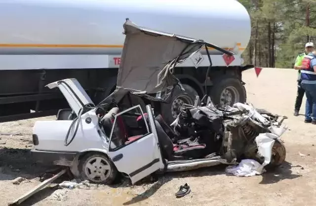 Yakı tankeri karşı şeritten gelen otomobille çarpıştı! 3 ölü, 2 yaralı
