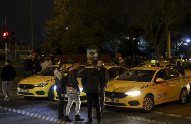 Ücretlerinin düşük olduğunu savunan taksiciler protesto gösterisi düzenledi: Sesimiz duyulmazsa kontak kapatacağız