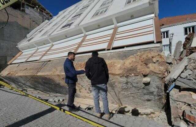 Deprem bölgesindeki ibretlik bina! Görenler fotoğraf çektirmeden geçmiyor