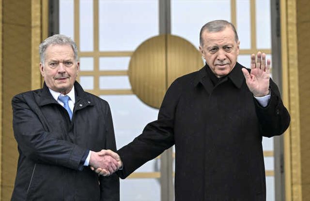 Cumhurbaşkanı Erdoğan, Fin gazeteciye ayakkabı hediye etti