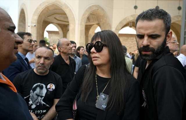 Sanatçı Özkan Uğur için Taksim Camii'nde cenaze namazı kılındı