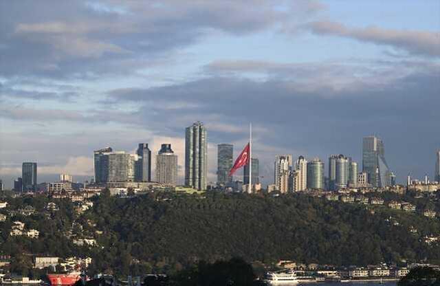 3 günlük milli yas ilanının ardından Türkiye'de bayraklar yarıya indirildi