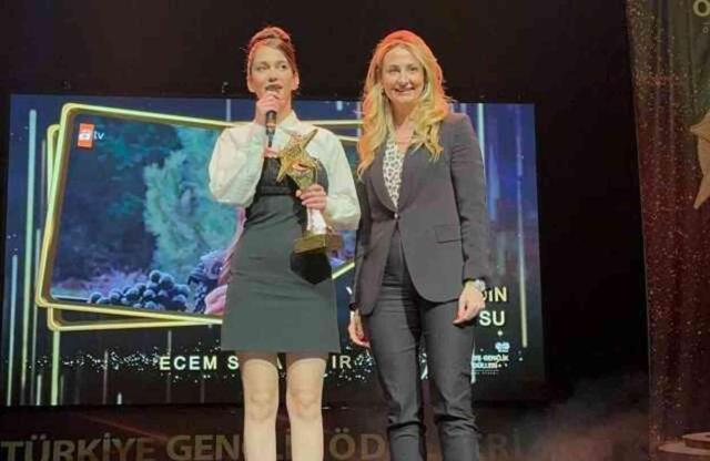 Türkiye Gençlik Ödül Törenin'de Haberler.com'a özel ödül