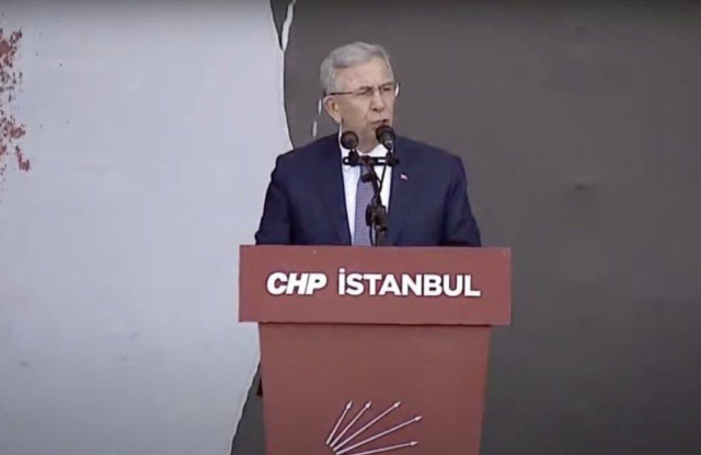 CHP lideri Özgür Özel Maltepe mitinginde kalabalığa sesleniyor