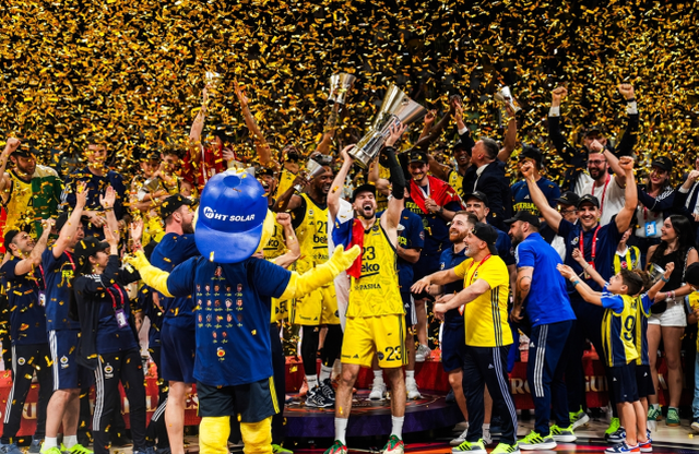 Fenerbahçe Başkanı Ali Koç, şampiyonluk kupasıyla omuzlarda