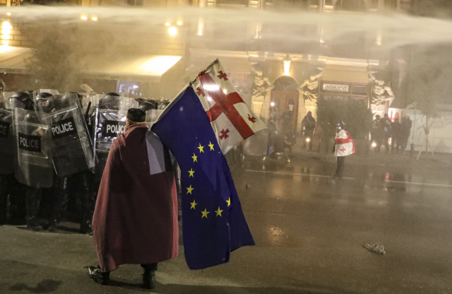 Gürcistan'da yer yerinden oynuyor! Protestocular Cumhurbaşkanlığı Sarayı'nı ele geçirmeye çalıştı