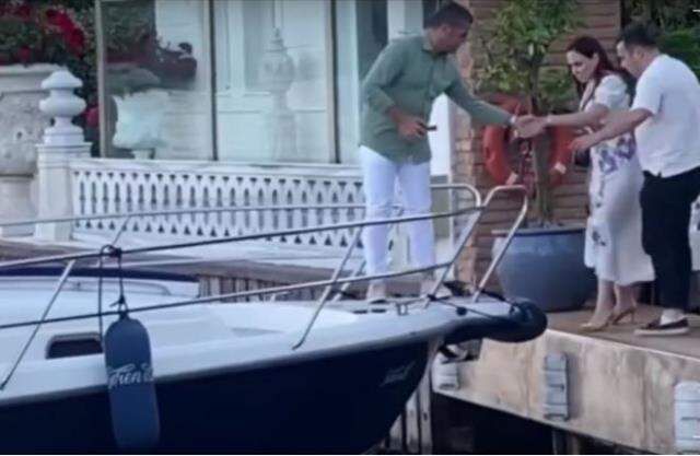 Buket Aydın'ın dekolteli pozuna beğeni yağdı