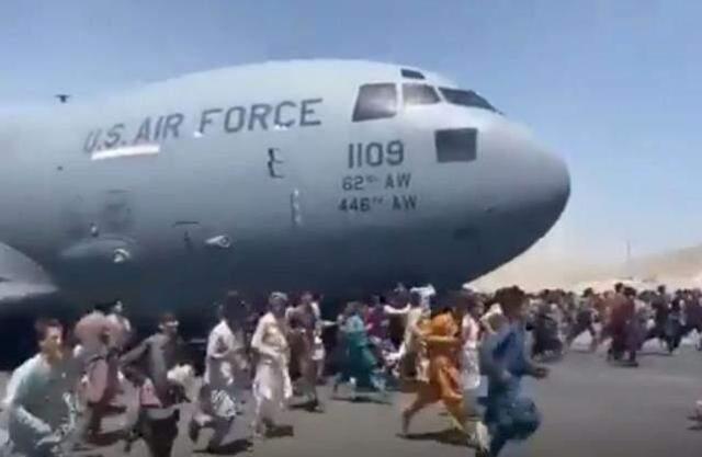 Afganistan'da halk çaresiz! Havalanan uçaktan tutunarak kaçmaya çalıştıkları anları kamerada