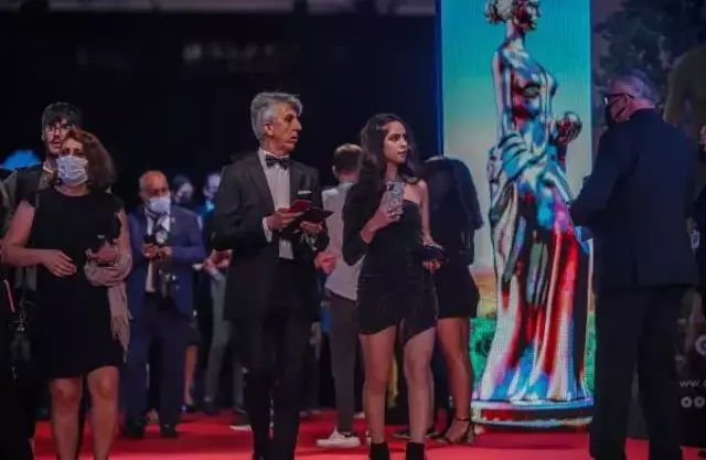 Altın Portakal Film Festivali başladı! Kırmızı halıda şıklık yarışı vardı