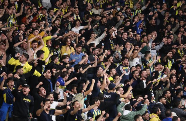 Fenerbahçe-Galatasaray maçında tribünler boşaltılıyor! Hakemler soyunma odasına kaçtı