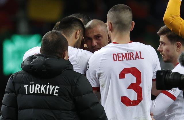 Burak Yılmaz'dan bayrağı devraldı! İşte A Milli Takım'ın yeni kaptanı
