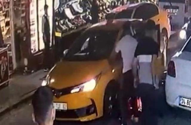 Zeytinburnu'nda taksici, kendisine çarpan motosikletliyi ezmeye kalktı: O anlar kamerada