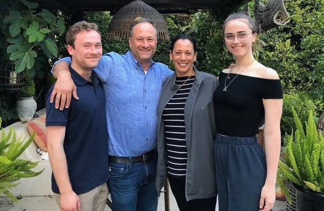 ABD Başkan Yardımcısı Kamala Harris'in kızı podyuma göğüslerini açtı