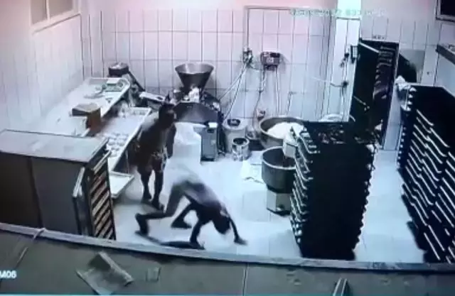 14 yaşındaki üvey oğluna acımadı! İş yerinde dakikalarca tekme tokat dövdü