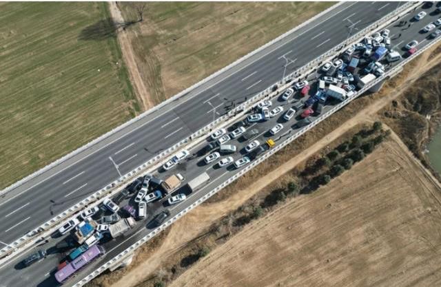 Böyle trafik kazası görülmedi! Çin'de tam 200 araç birbirine girdi