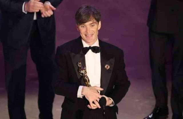 Oyuncu John Cena, Oscar Ödülleri'nde sahneye çıplak çıktı