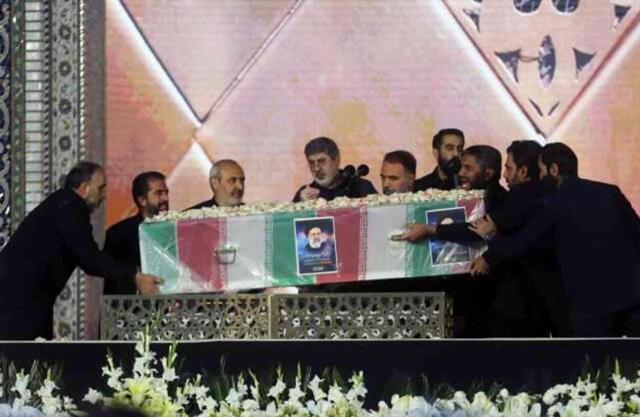 İran Cumhurbaşkanı Reisi'nin defnedildiği türbede izdiham yaşandı