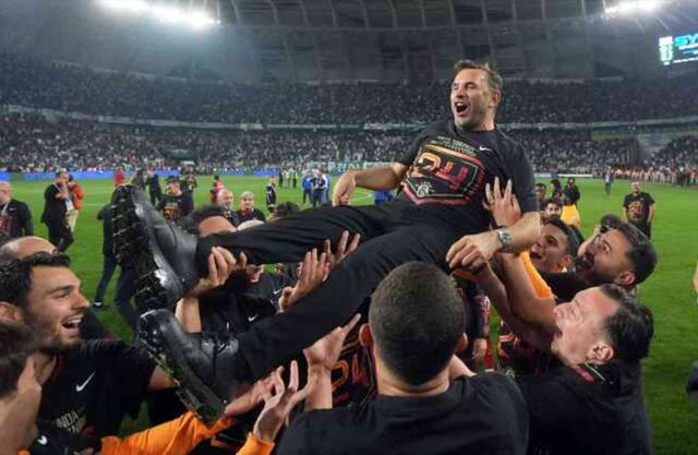 Şampiyonluk kutlamaları sınır tanımadı! Galatasaraylı futbolcular, Okan Buruk'un basın toplantısı bastı!