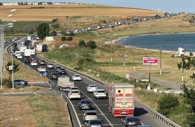 Tatilciler dönüş yolunda! İstanbul istikametinde kilometrelerce araç kuyruğu oluştu