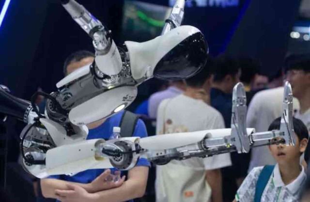 Çin, 'insan gibi davranışlar' sergileyen ve 'mutlu, üzgün, kızgın' hissedebilen dünyanın ilk 'duygusal' robotunu tanıttı