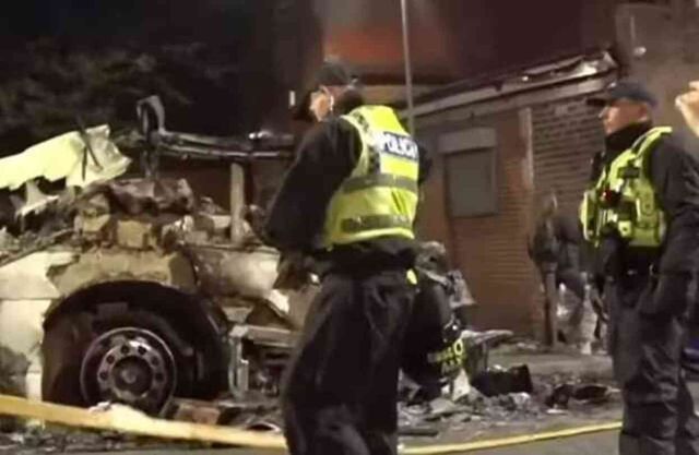 İngiltere'nin Leeds şehrinde polis kontrolü kaybetti, vatandaşlar evlerini korumak için sokağa çıktı