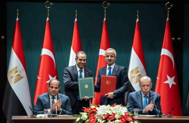 Cumhurbaşkanı Erdoğan, Sisi'yi 'Rabia' işaretiyle uğurladı