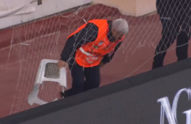 Antalyasporlu futbolcu, çektiği şutla güvenlik görevlisini yere serdi