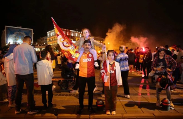 Taraftarlar sokaklardan taştı! Ülkenin birçok noktasında şampiyonluk kutlaması