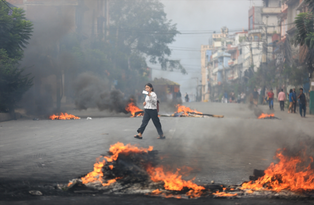 Nepal'de protestolar şiddetlendi! Eski başbakanın eşi yanarak can verdi