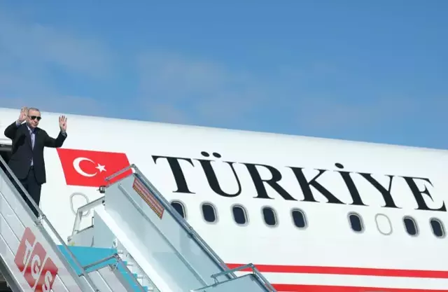 Şarm El-Şeyh Havaalanı'na yaklaşan resmi uçak