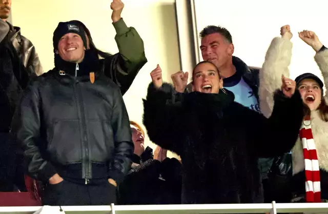 Dua Lipa, gittiği maça damga vurdu