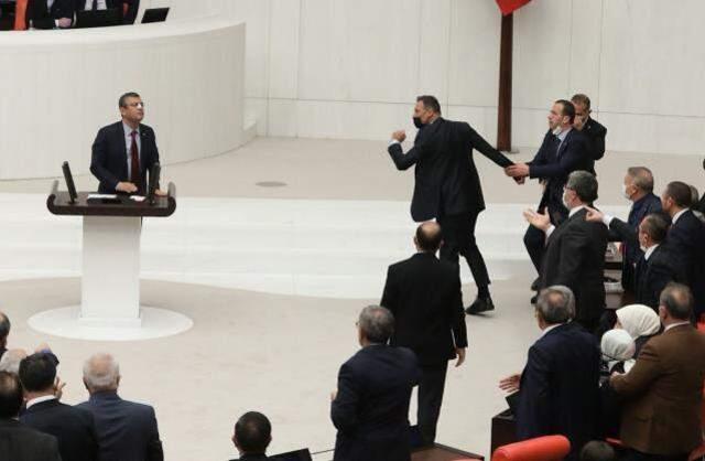 Meclis'te tansiyon bir anda yükseldi! AK Partili Alpay Özalan'ın yumruk kaldırdığı anlar objektiflere anbean yansıdı