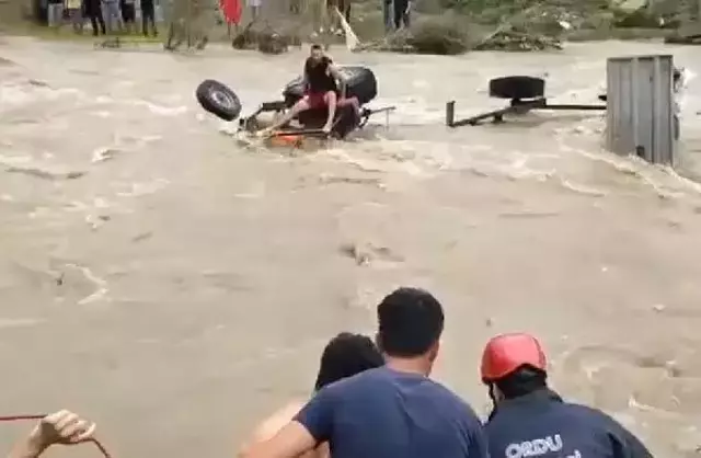 Traktörün lastiklerini yıkamak için girdiği derede kabusu yaşadı! Mahsur kalan sürücü halatla kurtarıldı