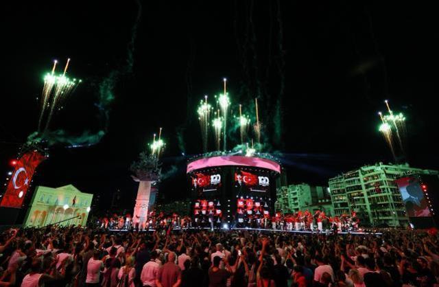 İzmir'de 100. yıl coşkusu! Kutlamadan gelen görüntüler büyüleyici